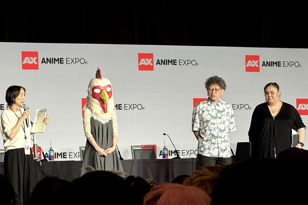 『BEASTARS』のキャラクター「レゴム」に扮した板垣巴留（左から2人目）